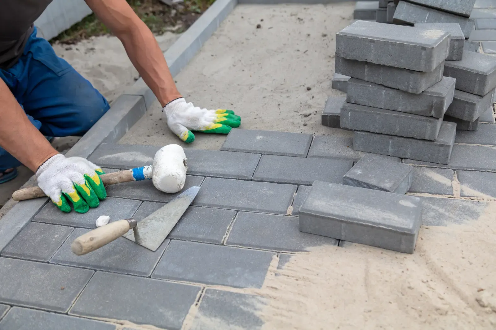 Bedding sand & screeding