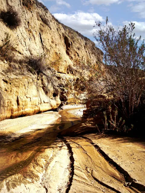 Dry river bed drainage installation
